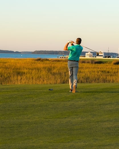 people teeing off